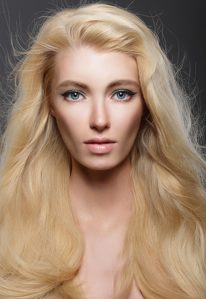 Pure Beauty. Portrait of Young Blonde with Healthy Flowing Hair - Foto, Imagem
