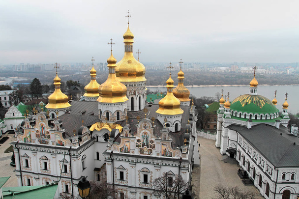 Église orthodoxe du complexe Lavra vue de dessus
 - Photo, image
