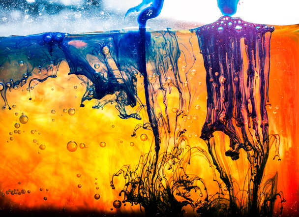 Verf op te lossen werveling in water vormen kleurrijke achtergrond - Foto, afbeelding