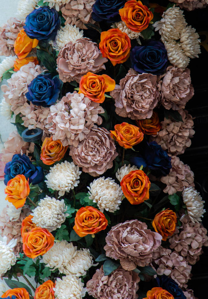 Arte floral hecho de flores artificiales en vista
 - Foto, imagen