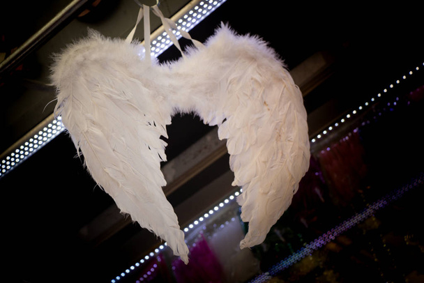 Asas de anjo branco com penas para fins decorativos
 - Foto, Imagem