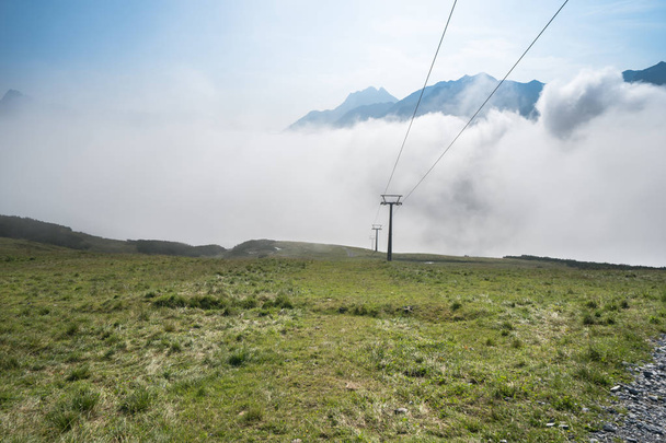 Alpes dans le brouillard
  - Photo, image