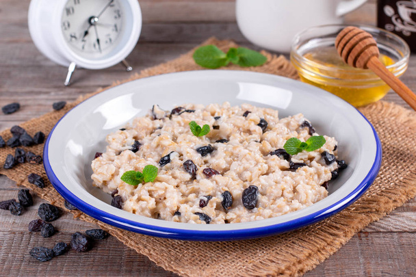 Bowl of oatmeal with raisins - Photo, Image