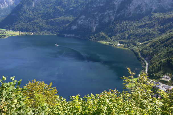 Χάλστατ, Αυστρία. Όμορφα τοπία από το κατάστρωμα παρατήρησης στο αυστριακό χωριό Hallstatt, λίμνη και βουνά. - Φωτογραφία, εικόνα