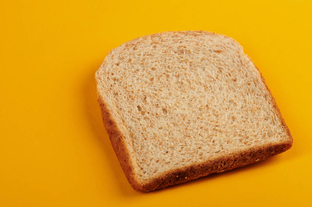Wholemeal bread slice - 写真・画像
