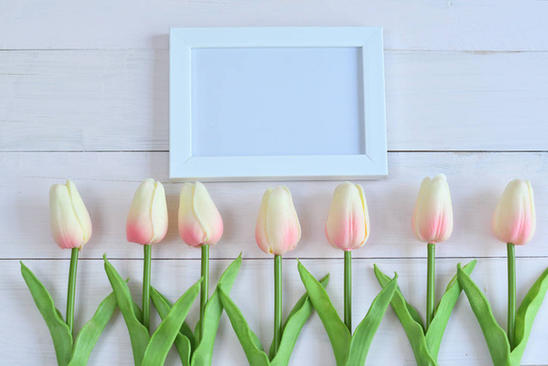 marco de fotos y flores en un fondo rosado.tulipán
. - Foto, Imagen