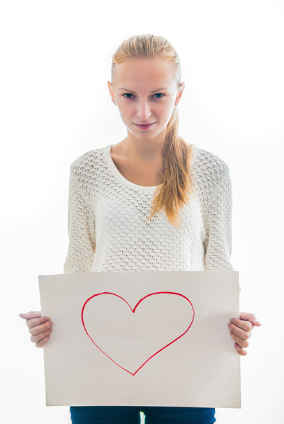 Young girl with the heart on the sheet of paper - Foto, afbeelding