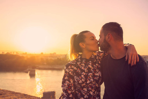 koppel genieten samen op romantische zonsondergang.romantisch man en vrouw - Foto, afbeelding