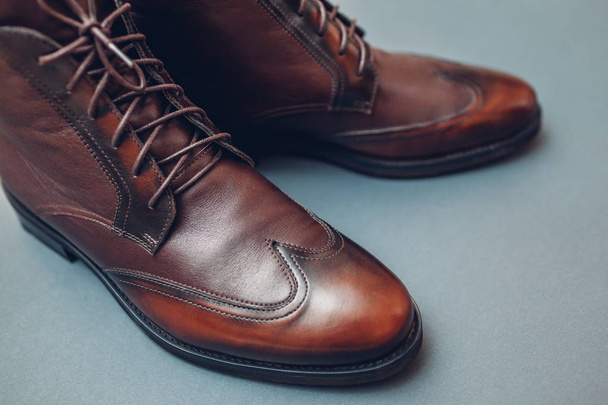 Chaussures, bottes élégantes en cuir pour hommes. Mode masculine hiver, automne ou printemps. Chaussures sur fond gris
 - Photo, image