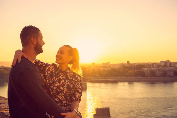 Αγάπη άντρας και γυναίκα εξωτερική χρονολόγηση στο ηλιοβασίλεμα - Φωτογραφία, εικόνα