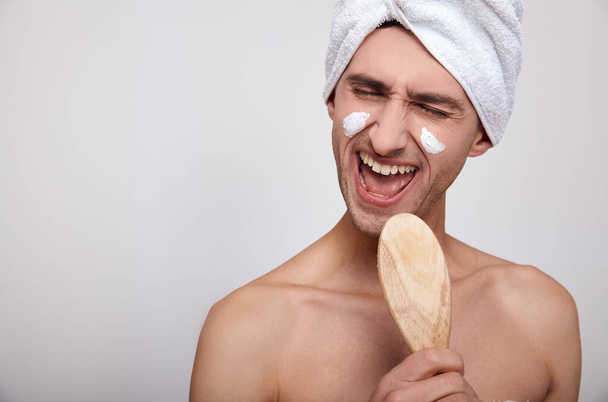 A close-up of a man after a shower and a spa sings. - Foto, imagen