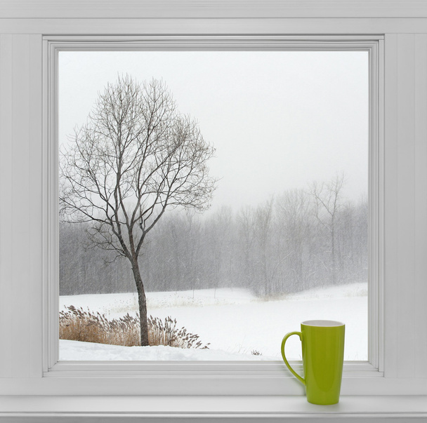 Paisagem de inverno vista através da janela e copo verde
 - Foto, Imagem
