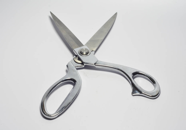 Kovové nůžky pro krejčovství na stole - Fotografie, Obrázek