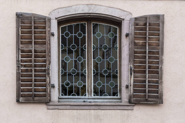 ventana de madera ciega de una casa con vidrieras
 - Foto, imagen