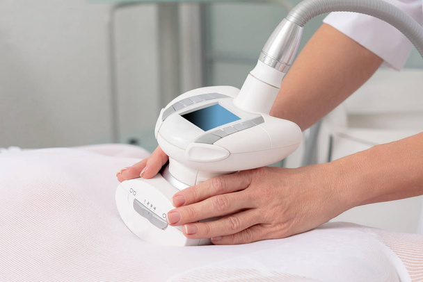 Close-up zicht op anti cellulitis massage in een spa salon. Lpg, en lichaamscontouren behandeling in de kliniek. - Foto, afbeelding