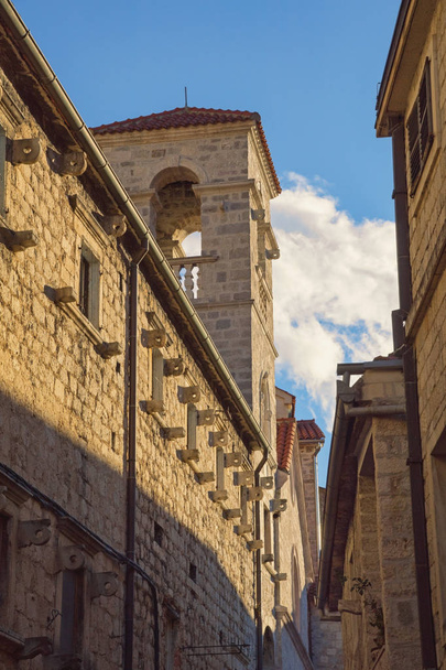 Monténégro. Vieille ville de Kotor, patrimoine mondial de l'UNESCO. Vue de la tour du monastère Saint-François par une journée ensoleillée d'hiver
  - Photo, image