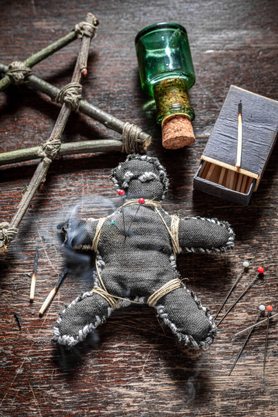 Muñeca vudú espeluznante perforada por una aguja como perjudicial
 - Foto, Imagen