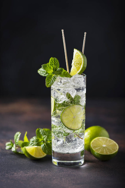 mojito with lime, mint  and ice - Foto, immagini