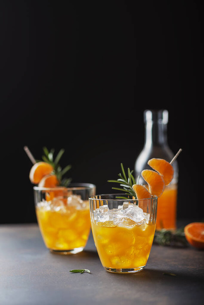 Alcoholic cocktail with mandarins - Zdjęcie, obraz