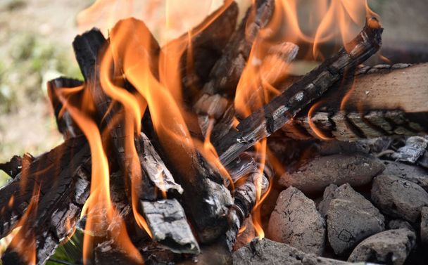 Fa égő lángok és parázs, tűz - Fotó, kép