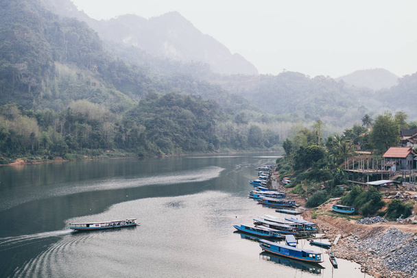 Nong Khiaw Köyü, Laos yakınında Nam OU nehirde geleneksel Laos ahşap yavaş tekne - Fotoğraf, Görsel