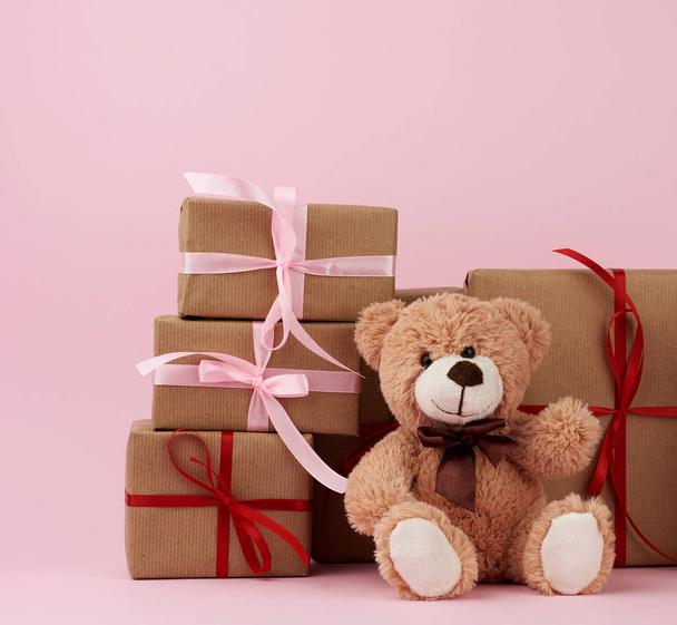 teddy bear and gifts wrapped in brown eco kraft paper and tied w - Zdjęcie, obraz