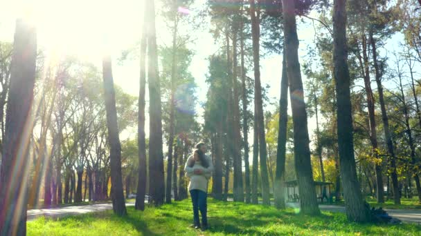 coppia innamorata si trova nel parco e abbraccia con gli stessi vestiti. Luce del sole, grandi alberi
 - Filmati, video