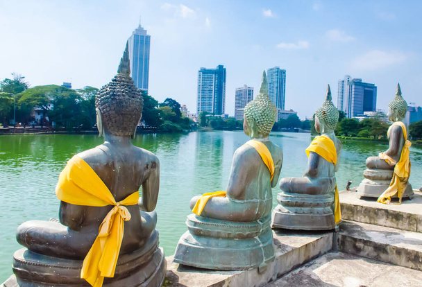 Colombo / Srilanka 27 grudnia 2019: Tył posągów Buddy w świątyni jeziora Gangaramaya w Colombo Srilanka. - Zdjęcie, obraz