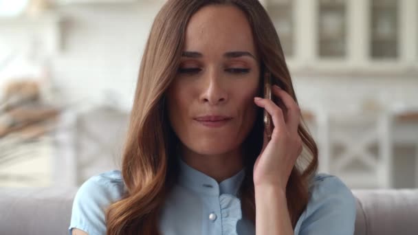 Focused business woman speaking phone at home office. Girl flirting on phone. - Filmagem, Vídeo