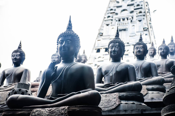 コロンボ/スリランカ2019年12月27日:スリランカのコロンボにあるガンガラマ寺の仏像 - 写真・画像