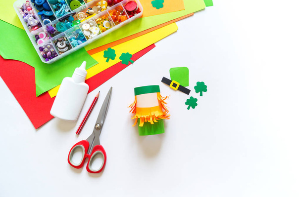 Leprechaun paper craft. St.Patrick 's Day. Material for creativity. - Foto, immagini