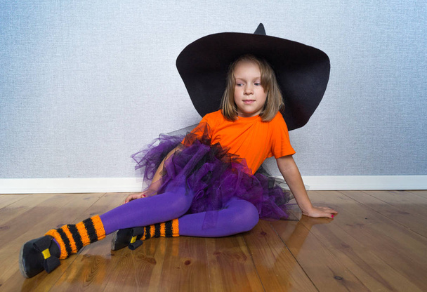 Child having fun at Halloween trick or treat - Valokuva, kuva