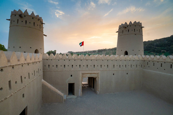 Château du désert dans l'oasis de Liwa dans l'Émirat d'Abu Dhabi, Uni
 - Photo, image