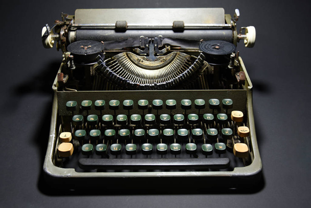 Письменник ретро типу на чорному фоні
 - Фото, зображення