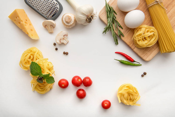 Zutaten zum Kochen von Pasta auf weißem Hintergrund - Foto, Bild