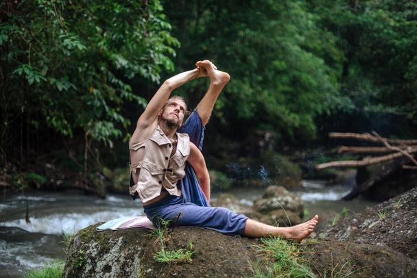Procvičování a meditace v přírodě. Člověk trénuje blízko řeky - Fotografie, Obrázek