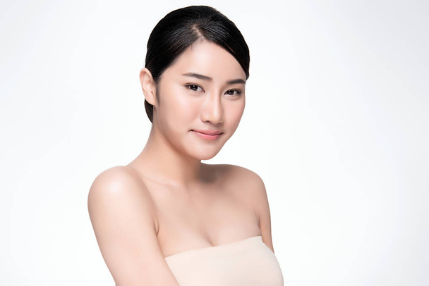 Portrét krásná mladá asijská žena čisté svěží holé kůže koncept. Asijské dívka krása tvář péče o pleť a zdraví wellness, ošetření obličeje, perfektní pleť, přírodní make-up, na bílém pozadí. - Fotografie, Obrázek