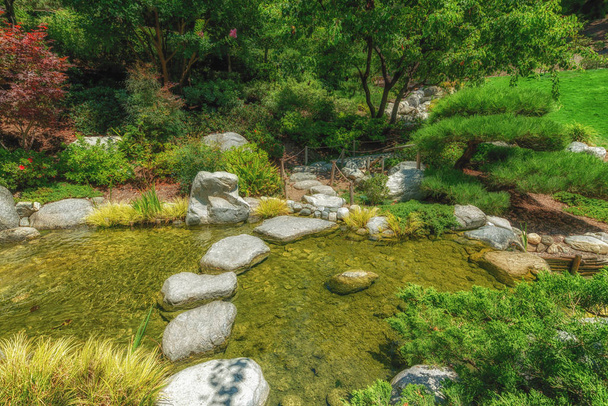 Japanse tuin. Grijze stapstenen oversteken rivier in Japanse tuin - Foto, afbeelding