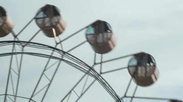 Timelapse. Gray ferris wheel againts clear sky. Blurred By A Slow Shutter Speed. Close up sky wheel in Novosibirsk. - Felvétel, videó