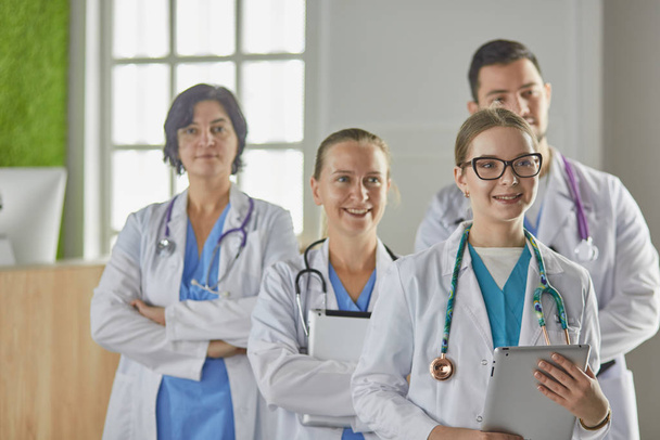 Porträt einer Gruppe medizinischer Mitarbeiter im Krankenhaus - Foto, Bild