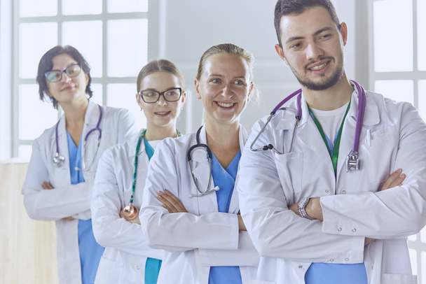 Equipo sonriente de médicos y enfermeras en el hospital
 - Foto, Imagen