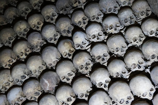 Ossos e crânios humanos como textura pirata
 - Foto, Imagem