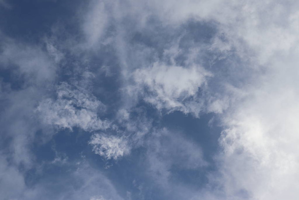 Chmurne Niebo. Błękitne niebo tle z Tiny Clouds. - Zdjęcie, obraz