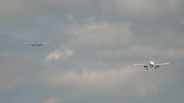 Літаки, що наближаються перед посадкою
 - Кадри, відео