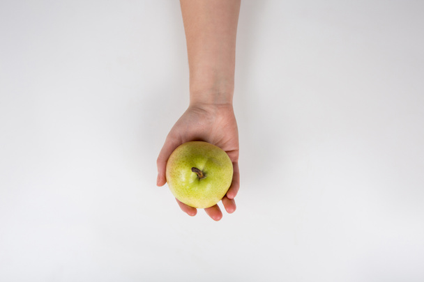 Крупный план человеческой руки, держащей свежую грушу, изолированную на белом
  - Фото, изображение