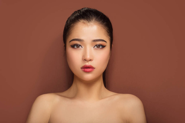 Retrato de bela mulher asiática com costas penteado e brilhante
 - Foto, Imagem