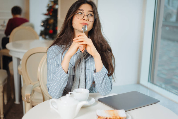 attraktive junge Frau entspannt sich im Café und trinkt Tee - Foto, Bild