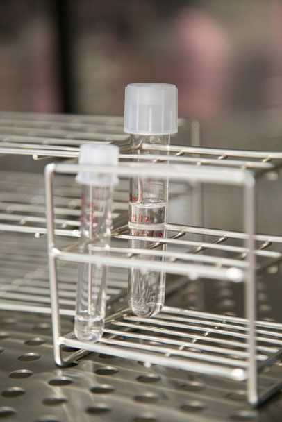 Закрытие лабораторного оборудования для научных исследований жидкостями
 - Фото, изображение