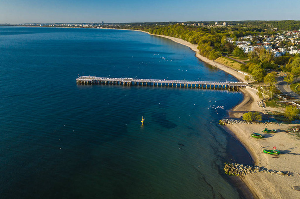 Vista aérea al muelle de Gdynia Orlowo y a la costa
. - Foto, imagen