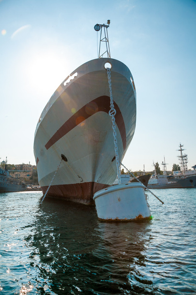 Amarre de barcos grandes en el puerto
 - Foto, imagen